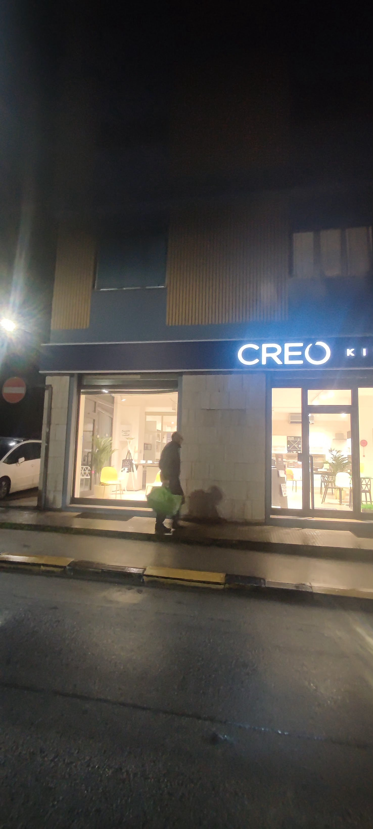Esterno serale dello showroom Creo Cucine a Falconara Marittima