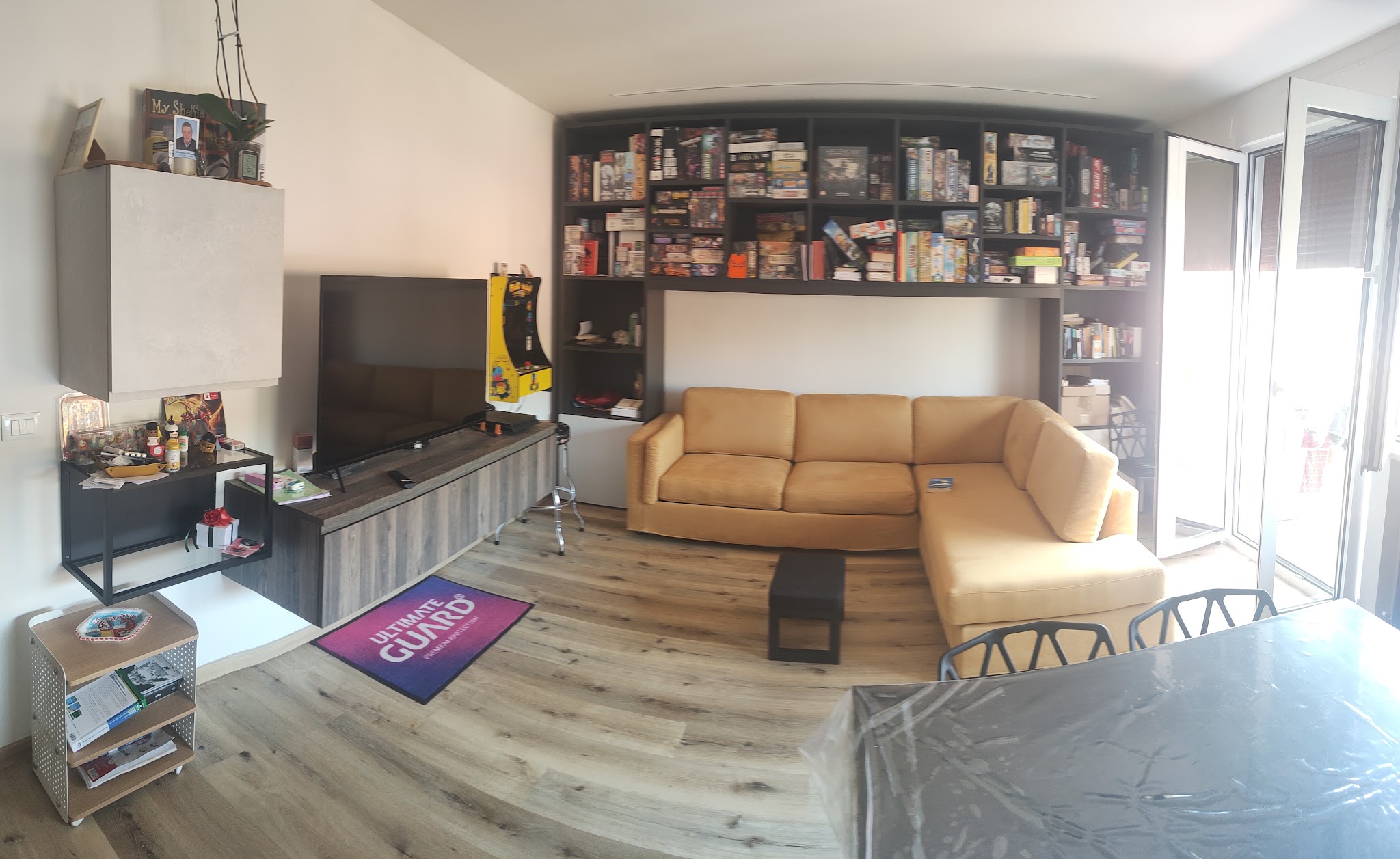 Open space arredato con parete attrezzata e zona living
