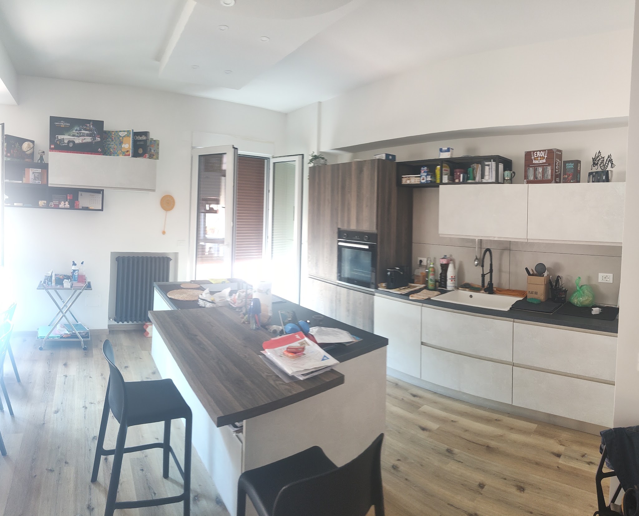 Cucina con isola, finiture in legno e pensili chiari