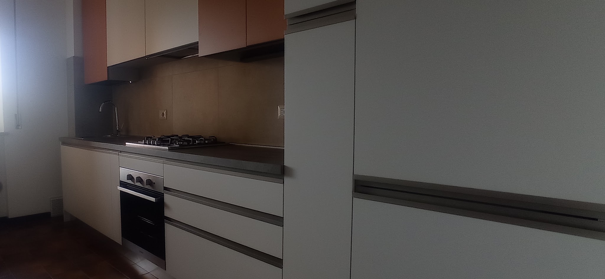 Cucina lineare in tonalità neutre